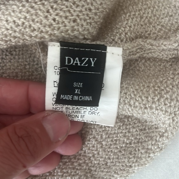 Dazy Button up sweater
Gently used. Excellent Conditions 
Size XL 
#182A - Picture 9 of 9